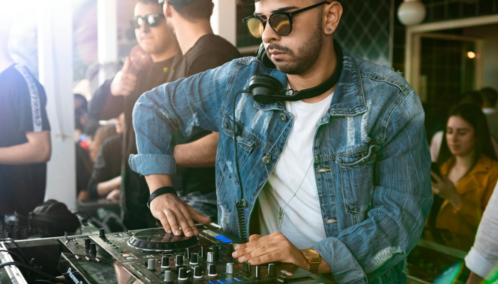 成龙疫情最新视频：从娱乐大帝到全球疫情抗疫先锋